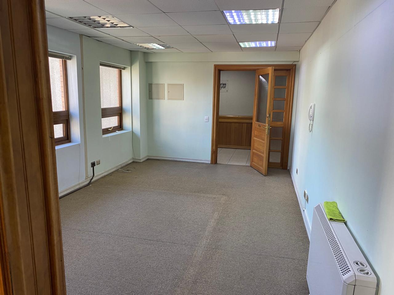 ARRIENDO OFICINA N°409 62 M2 3 PRIVADOS EDIFICIO TORRES DEL PUERTO 